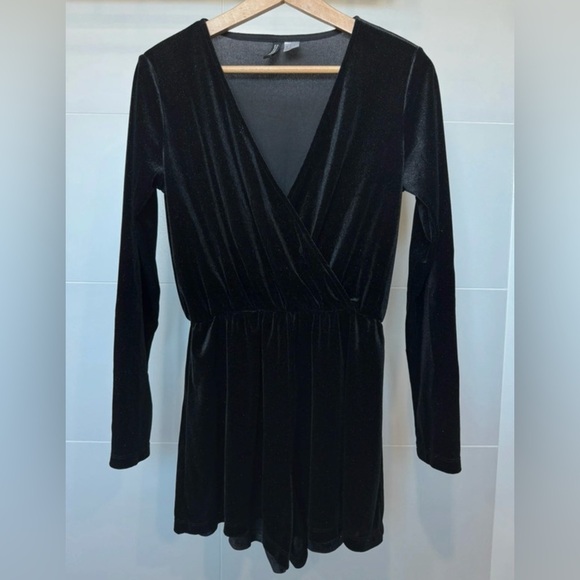 H&M Divided Black Velvet Long Sleeve Romper | Size 6 - Picture 1 of 7